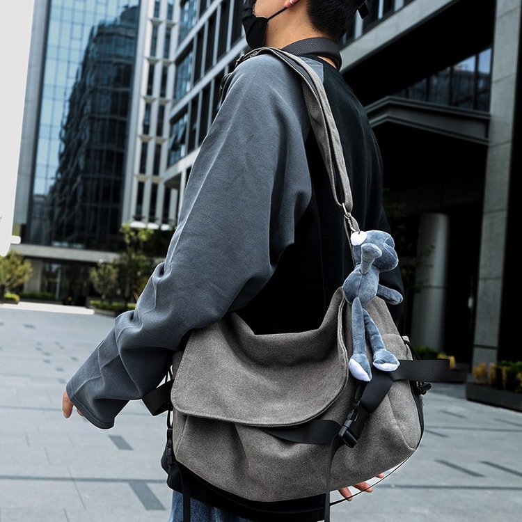 Minimalistische Umhängetasche aus Nylon – Bild 3 | LuxeStyle