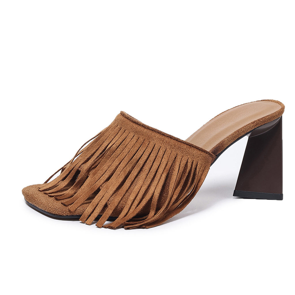 High Heels mit Quasten und eckiger Spitze