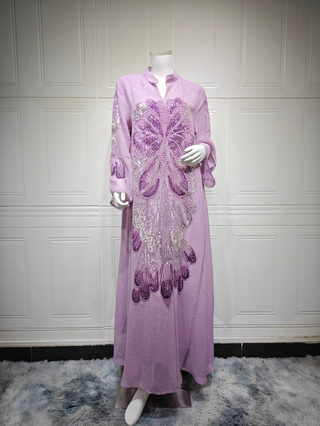 Perlenbesetztes langes Abendkleid mit V-Ausschnitt
