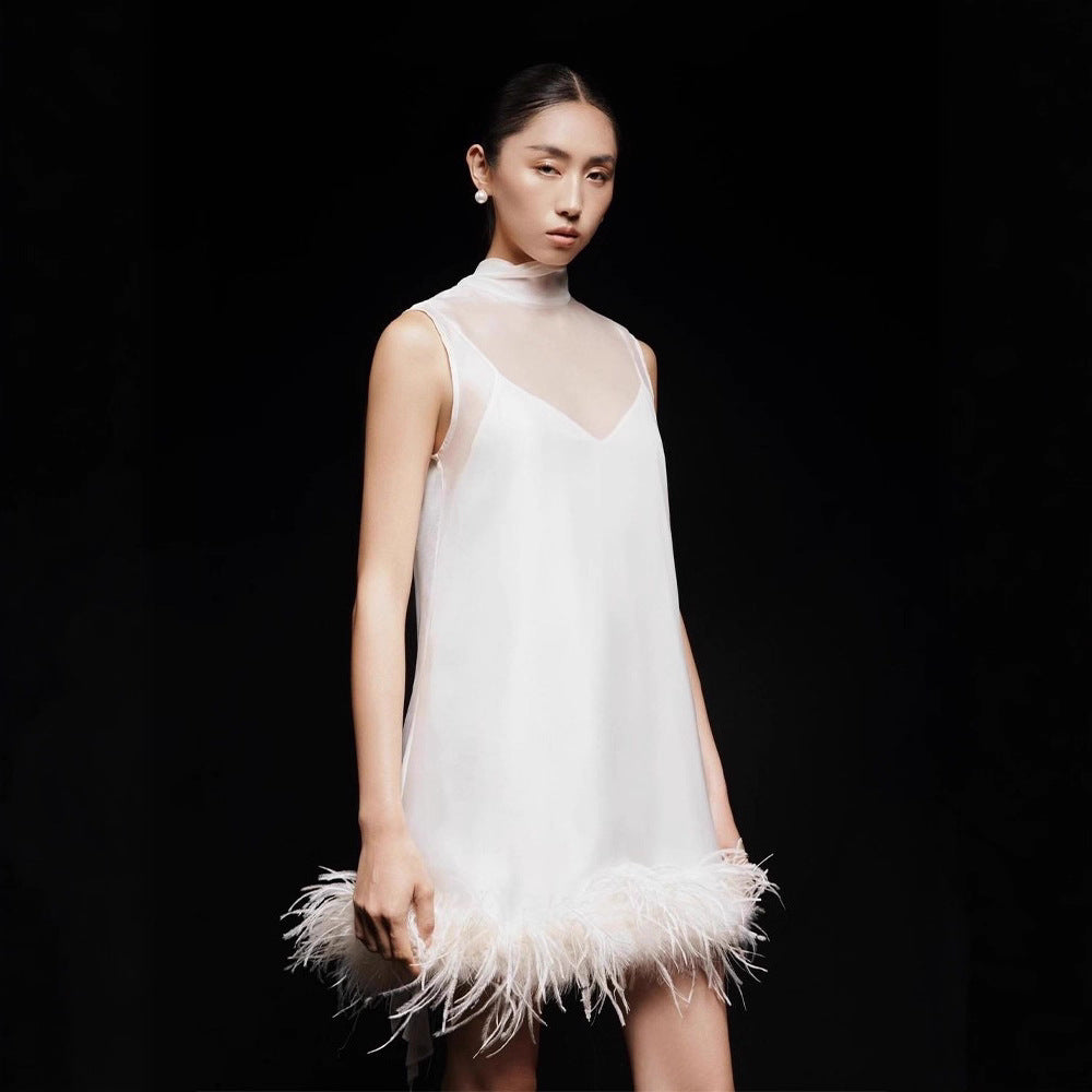 Einfarbiges kurzes Kleid mit Feder-Details | LuxeStyle