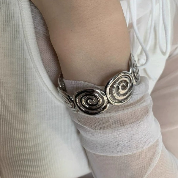 Anpassbares offenes Armband mit linearem Design