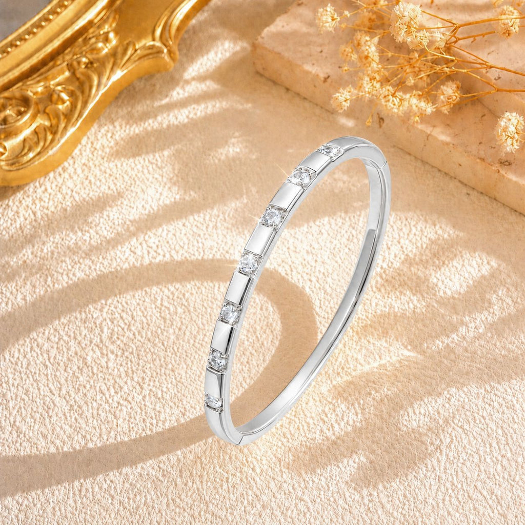 Minimalistisches Armband mit funkelnden Akzenten