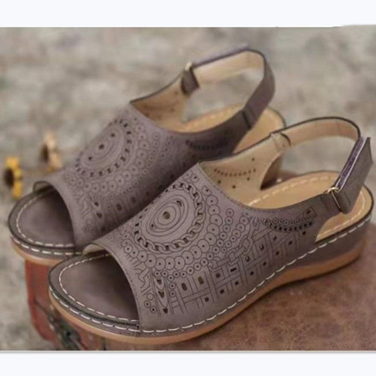 Sandalen mit Cut-Out und flachem Absatz | LuxeStyle