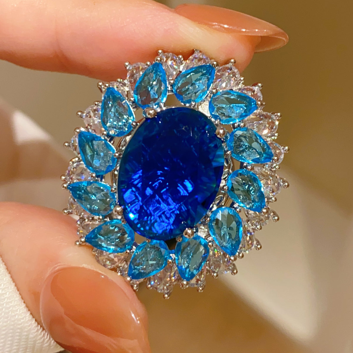 Diamantbesetzte Brosche in geometrischer Form – Bild 4 | LuxeStyle