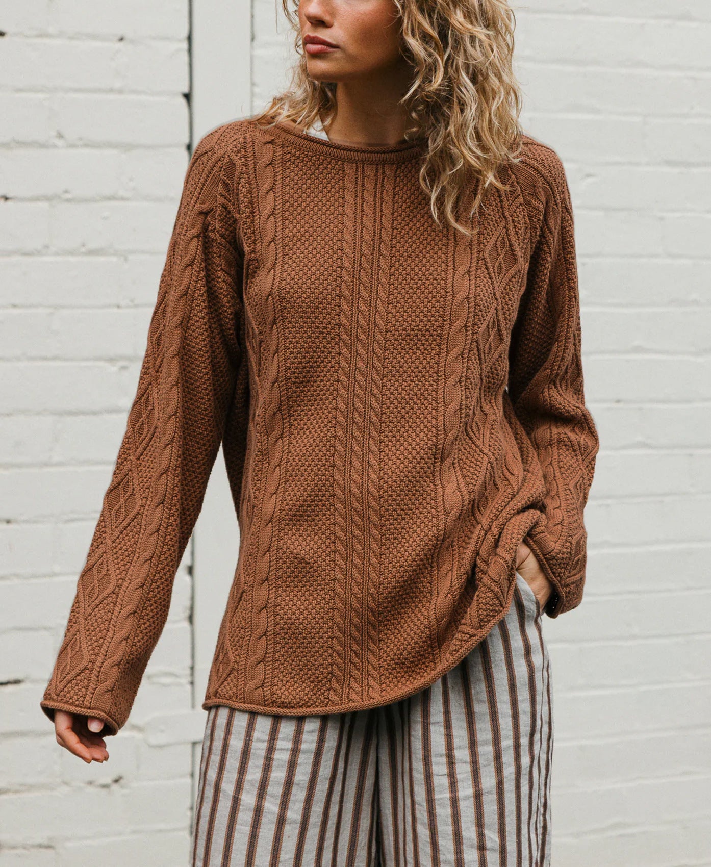 Bequemer Strickpullover mit Zopfmuster