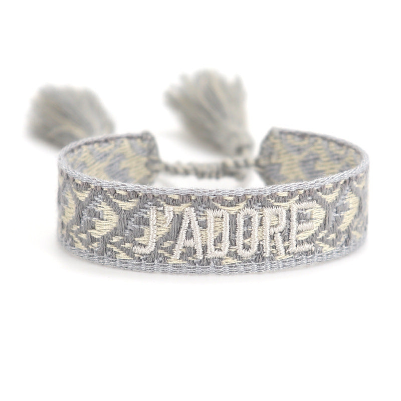 Besticktes Quasten-Armband mit Buchstaben – Bild 2 | LuxeStyle