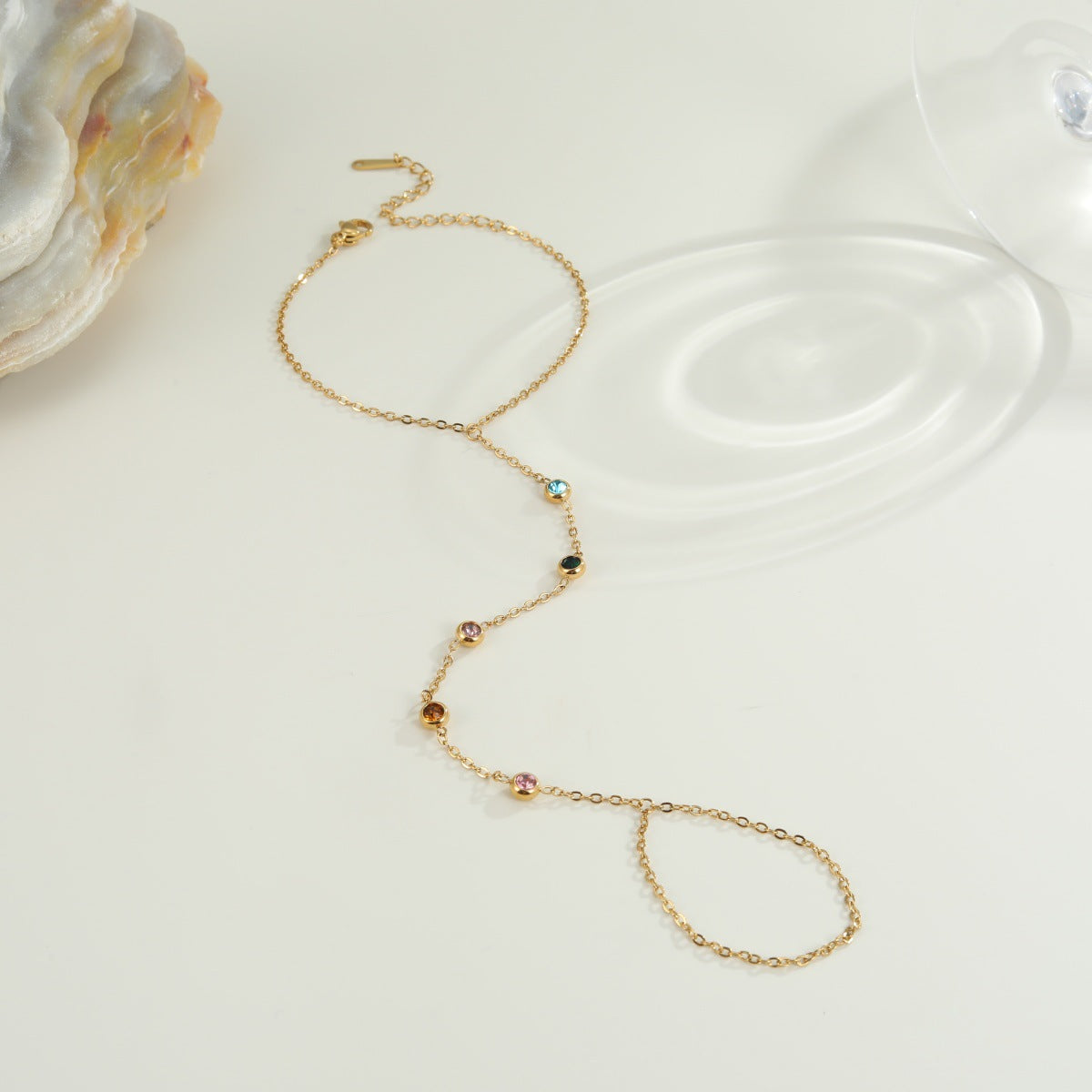 Ovale Zirkon-Fingerkette, 18K vergoldet – Bild 4 | LuxeStyle