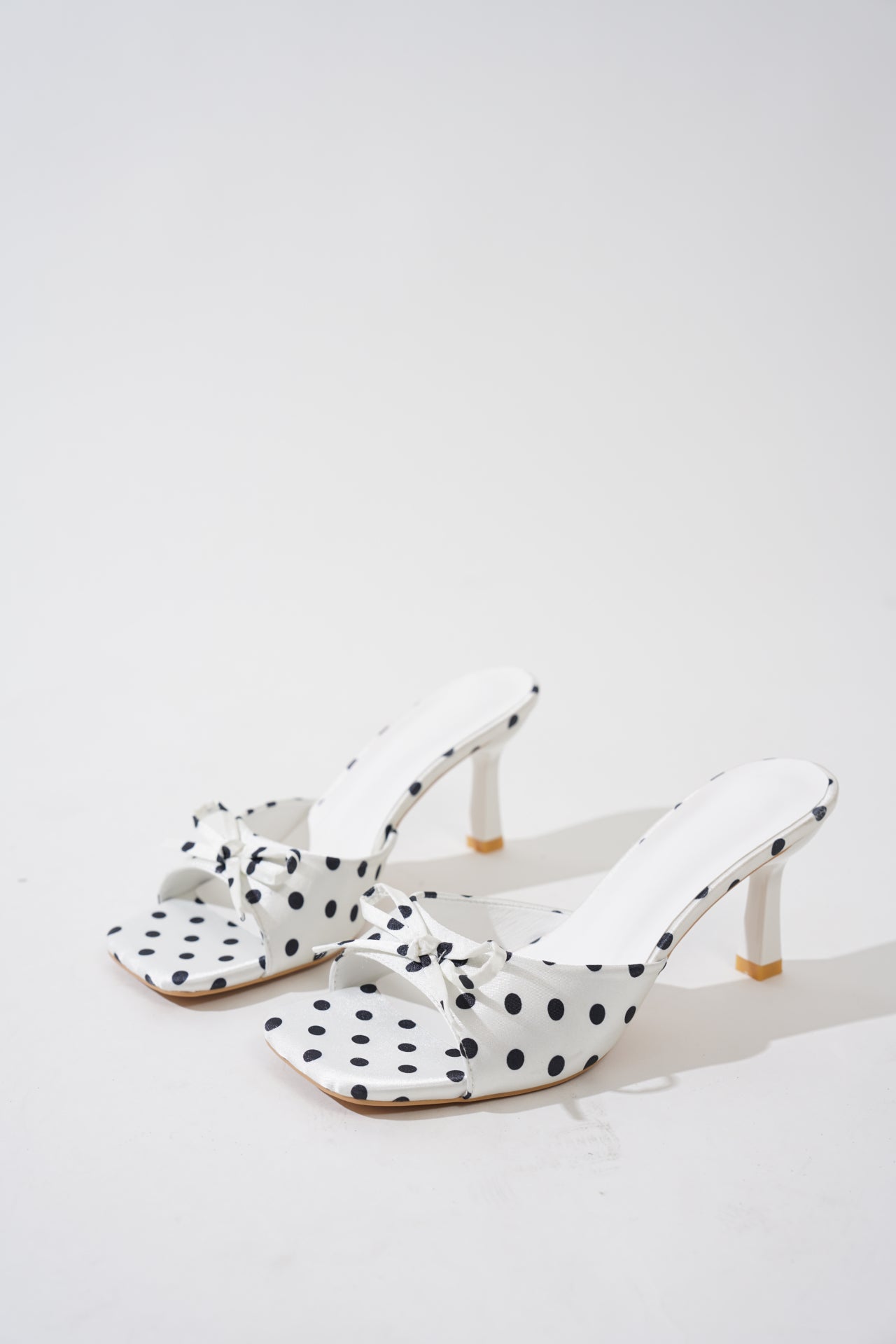High Heel Slides mit Polka Dots und Schleife