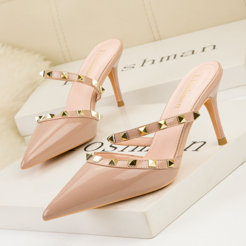 Sandalen aus Lackleder mit Metallnieten | LuxeStyle