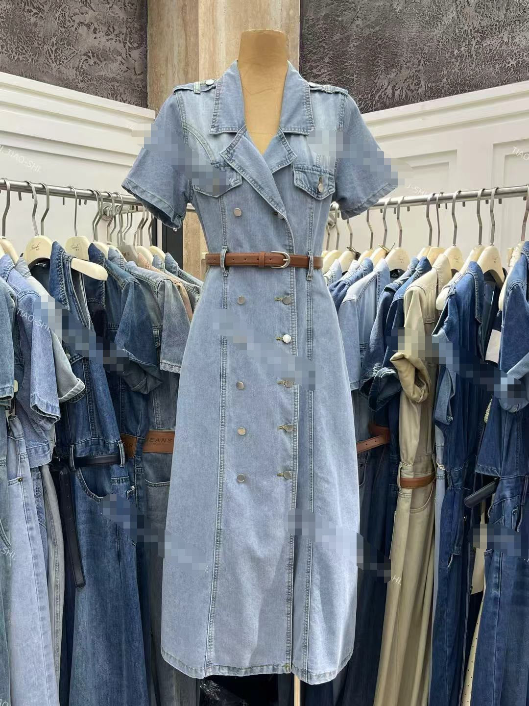 Elegantes Denim-Kleid für den Sommer – Bild 2 | LuxeStyle