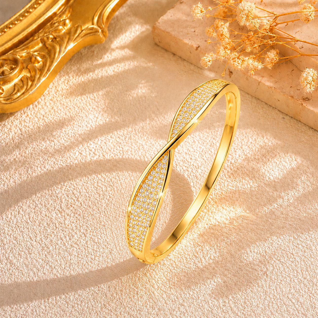 Gedrehtes Armband mit Zirkonia