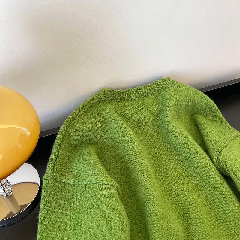 Grüner Strick-Cardigan mit Blumenmuster