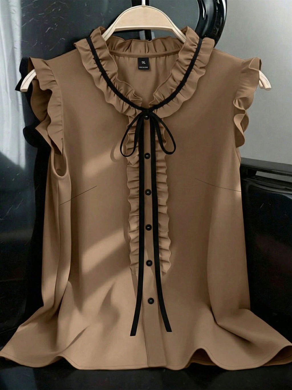 Ärmellose Bluse mit V-Ausschnitt und Schnürung
