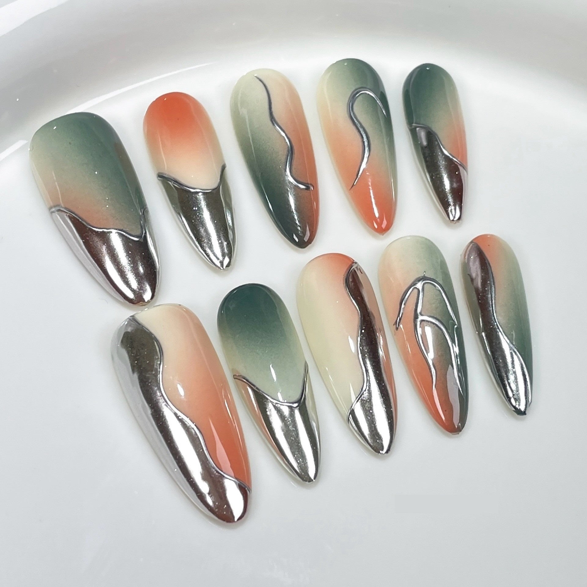 Nagelkunst mit Metallic-Designs