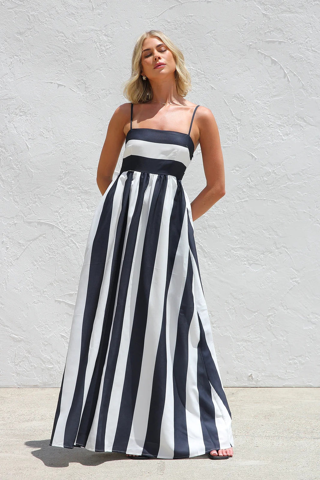 Gestreiftes Off-Shoulder Maxikleid – Bild 6 | LuxeStyle