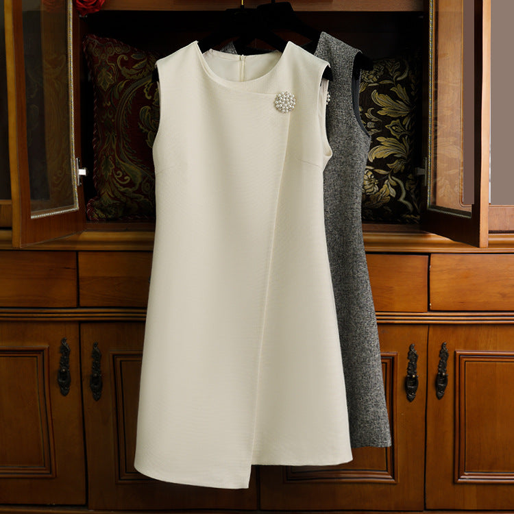 Chanel-Look Perlenblüten-Brosche Westenkleid