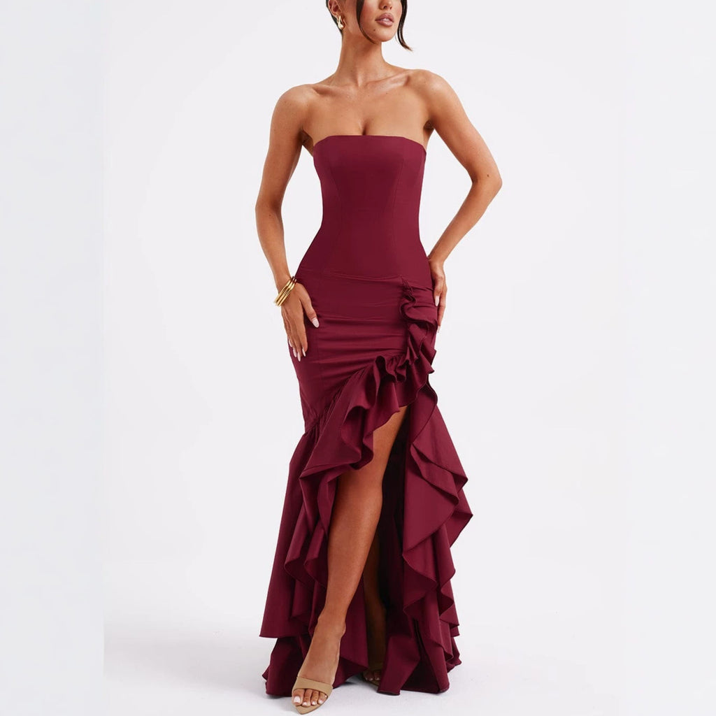 Trägerloses, ärmelloses Kleid mit unregelmässigem Saum