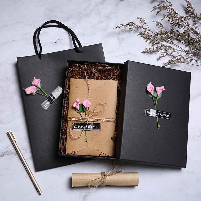 Geschenkbox im Retro-Stil mit Rosen oder Calla