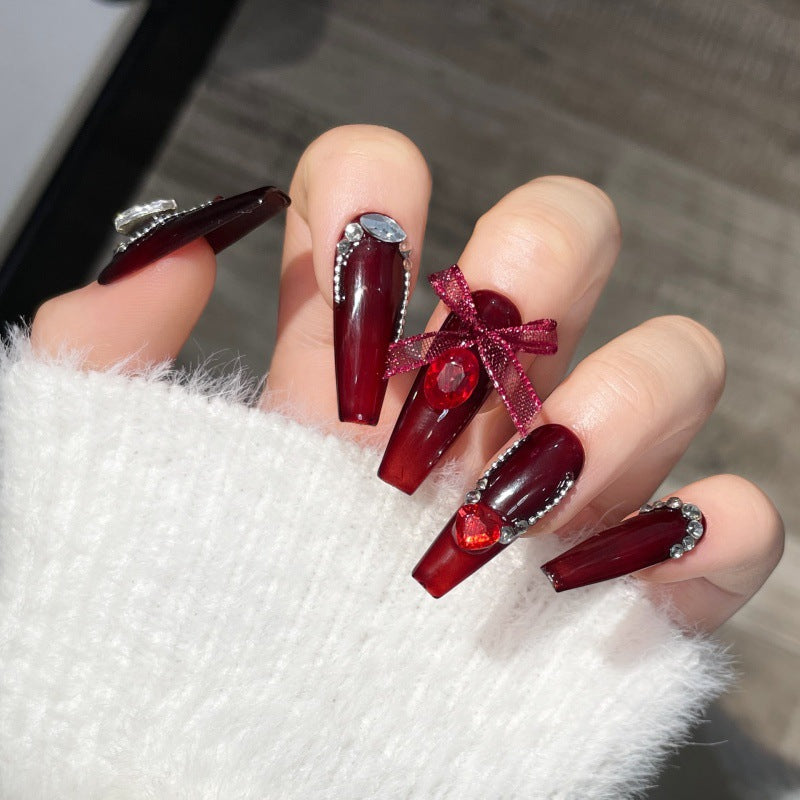 Handgemachte Nägel mit Kirschrot Cat Eye – Bild 4 | LuxeStyle