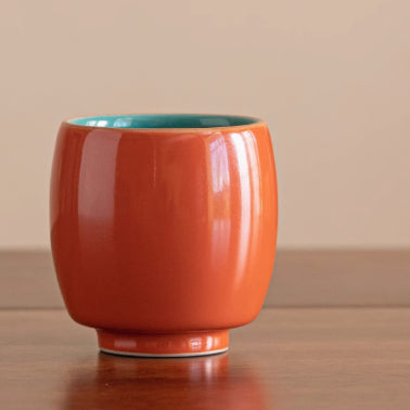 Rote Keramik-Teetasse mit Farbglasur