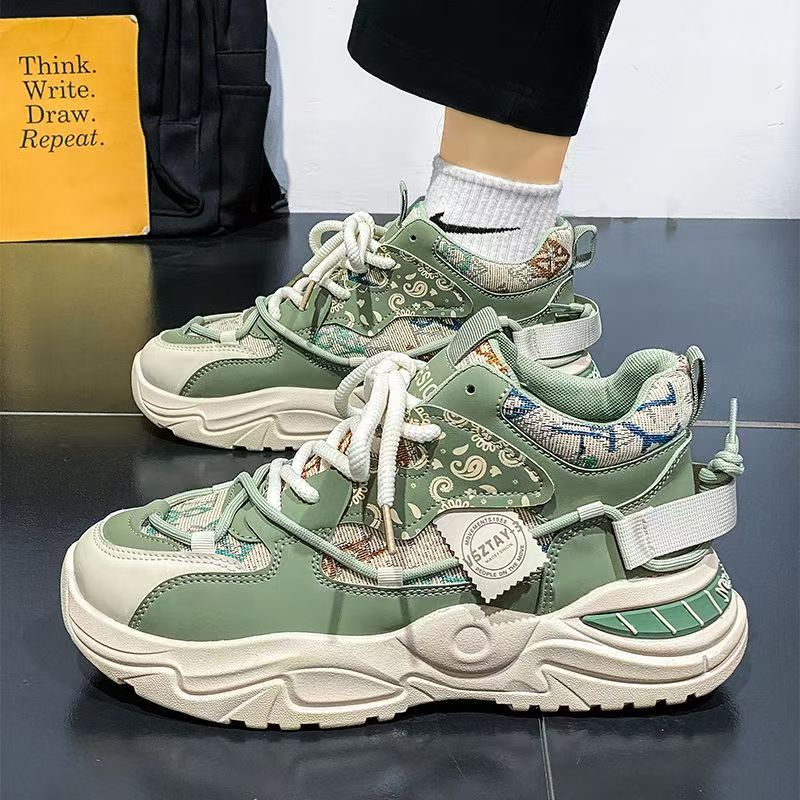 Freizeitschuhe mit dicker, rutschfester Sohle
