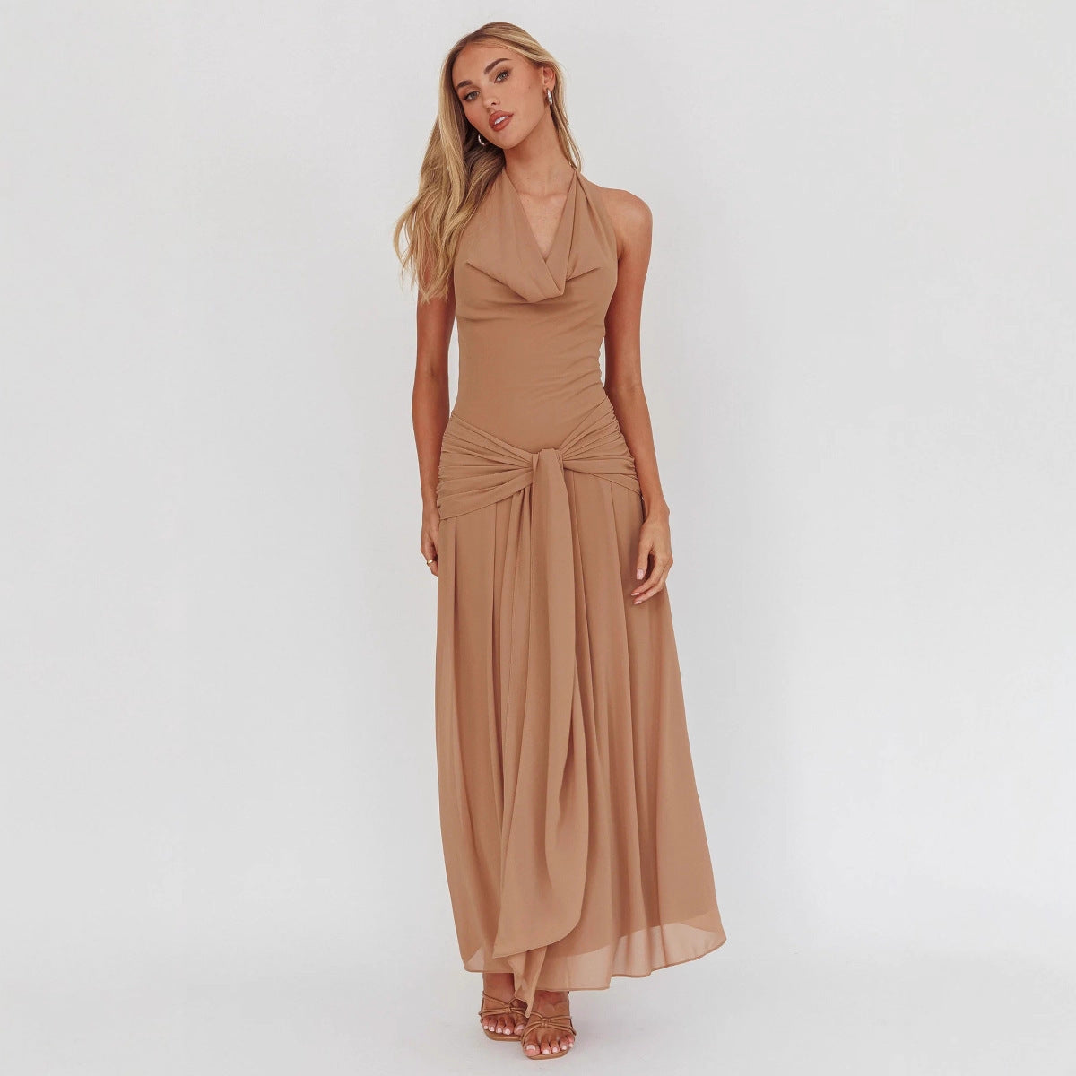 Elegantes Halterneck Maxikleid – Bild 1 | LuxeStyle