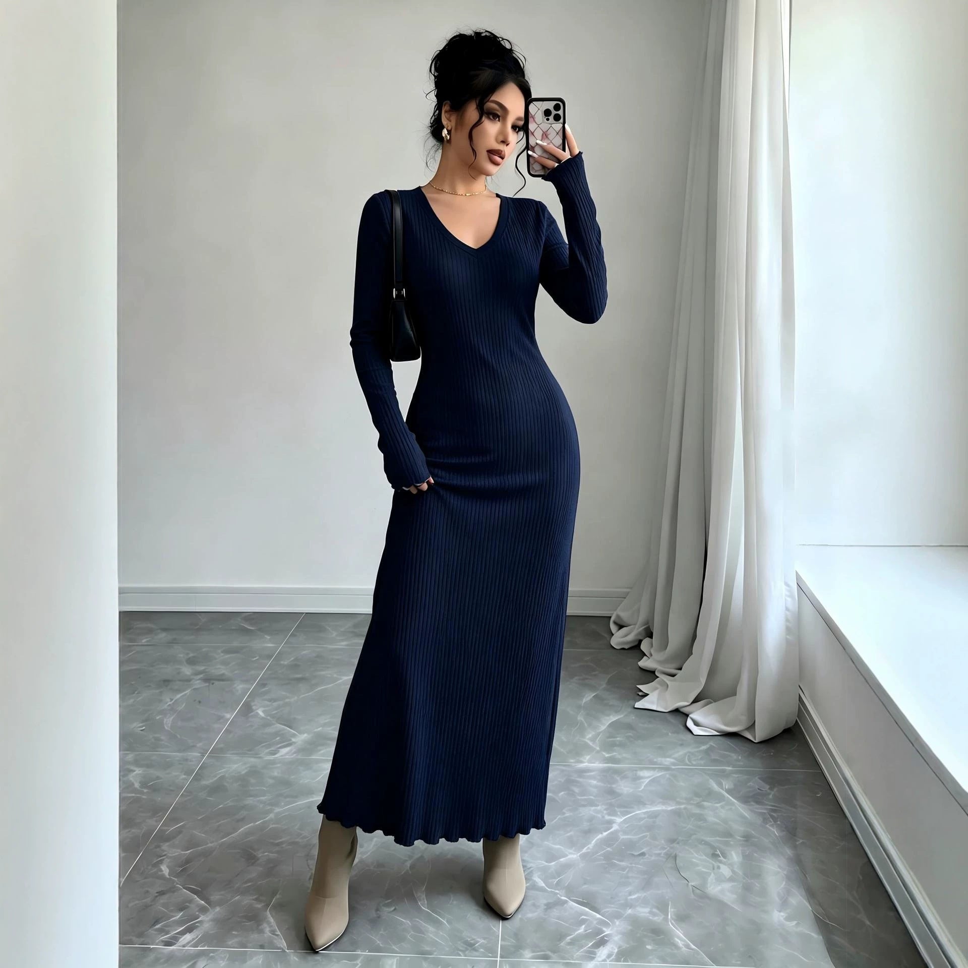Geripptes Strickkleid mit V-Ausschnitt