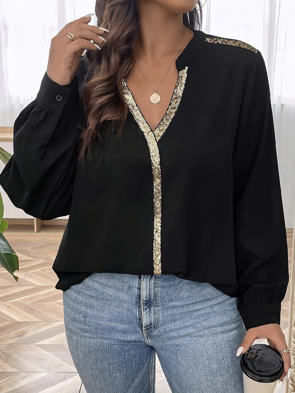 Pailletten-Shirt mit V-Ausschnitt – Bild 1 | LuxeStyle