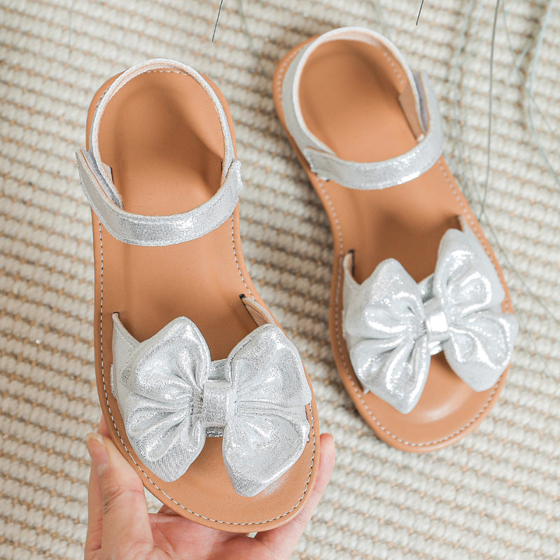 Silberne Baby- und Kinderschuhe mit Schleife