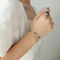 Vergoldetes Zirkon-Armband mit Smaragd-Inlay – Bild 5 | LuxeStyle