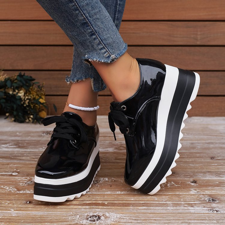 Plateau-Wedge-Heels aus Lackleder
