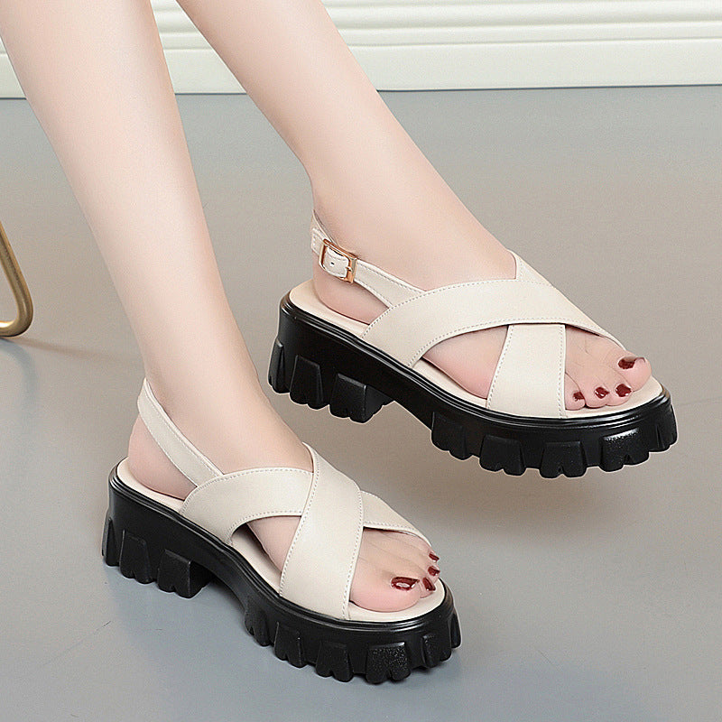 Sandalen mit offener Rückseite, T-Riemen & Keilabsatz – Bild 2 | LuxeStyle
