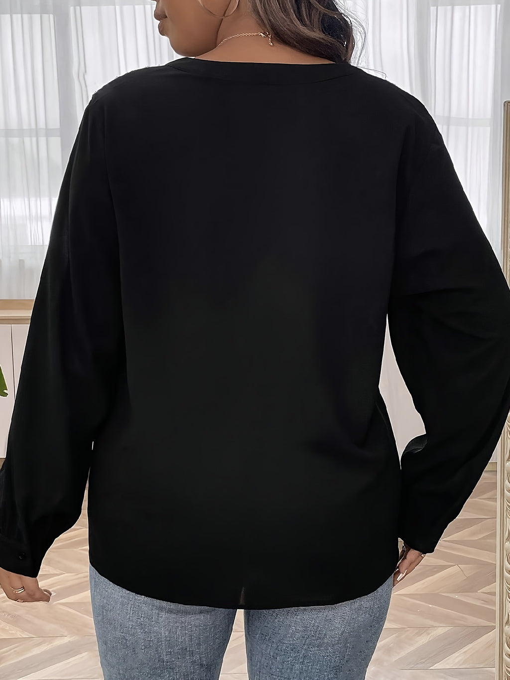 Pailletten-Shirt mit V-Ausschnitt – Bild 4 | LuxeStyle