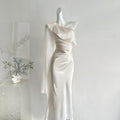 Weisses Satin Off-Shoulder Maxikleid – Bild 7 | LuxeStyle