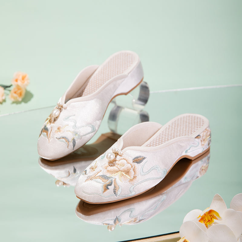 Satin-Slipper mit Pfingstrosen-Stickerei