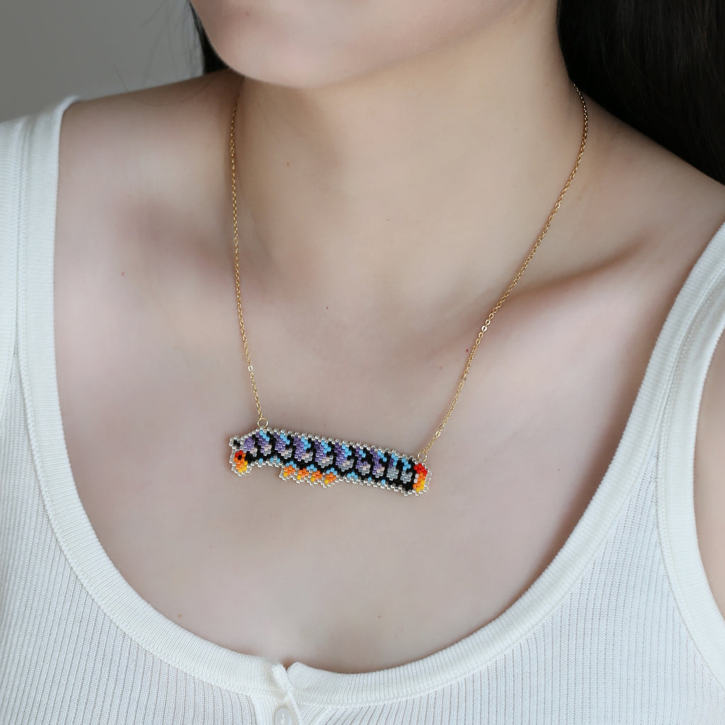 Handgestricktes Perlenhalsband