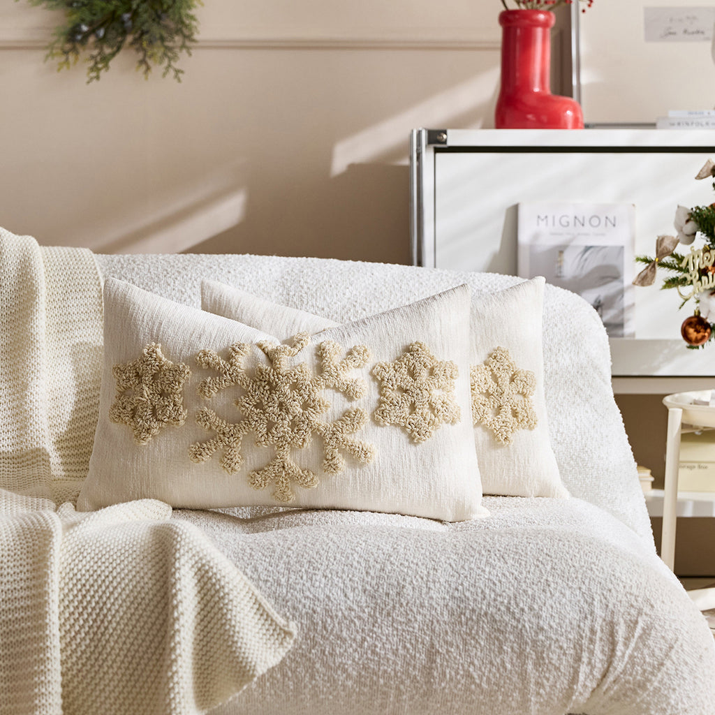 Kissenbezug mit Stickerei und Schneeflocken – Bild 5 | LuxeStyle