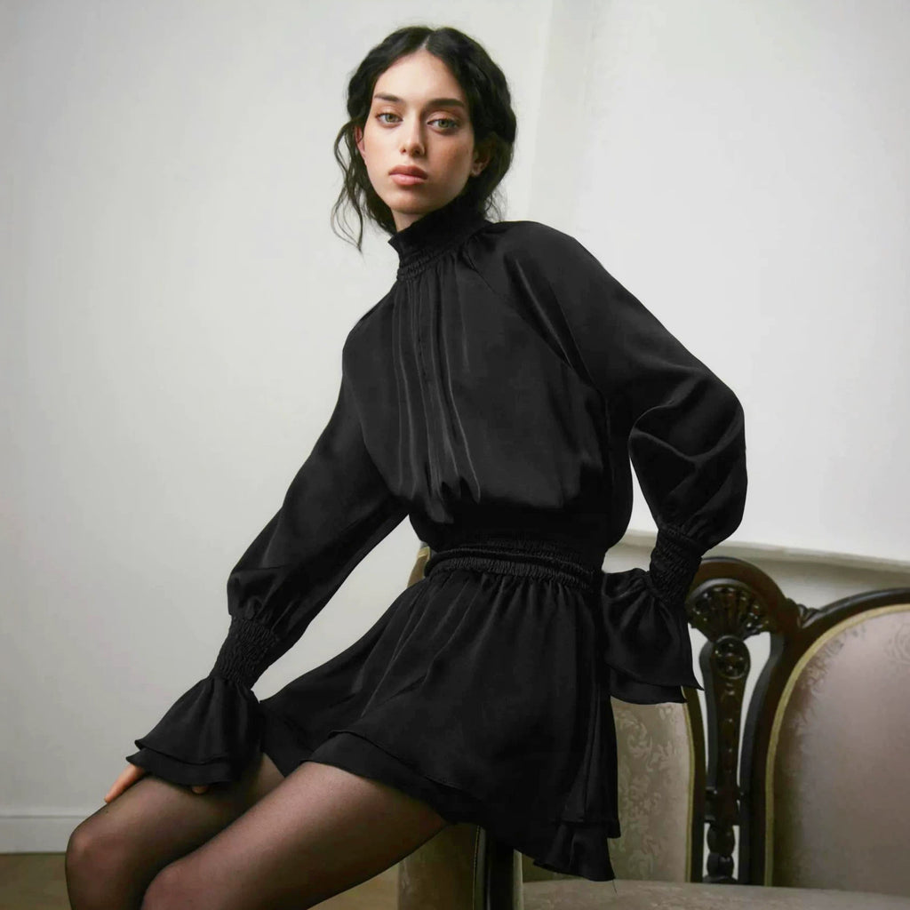 Schwarzes drapiertes Minikleid im französischen Stil