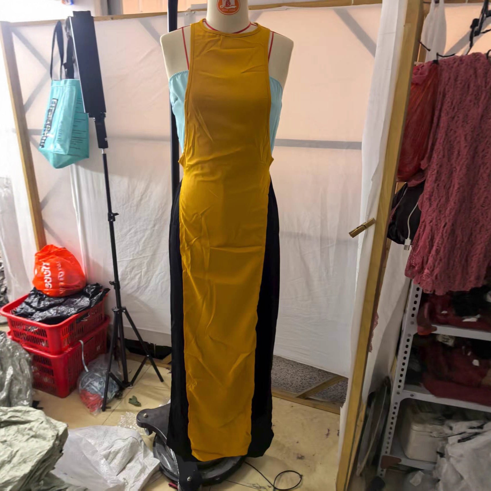 Langes Damenkleid mit Patchwork, ärmellos