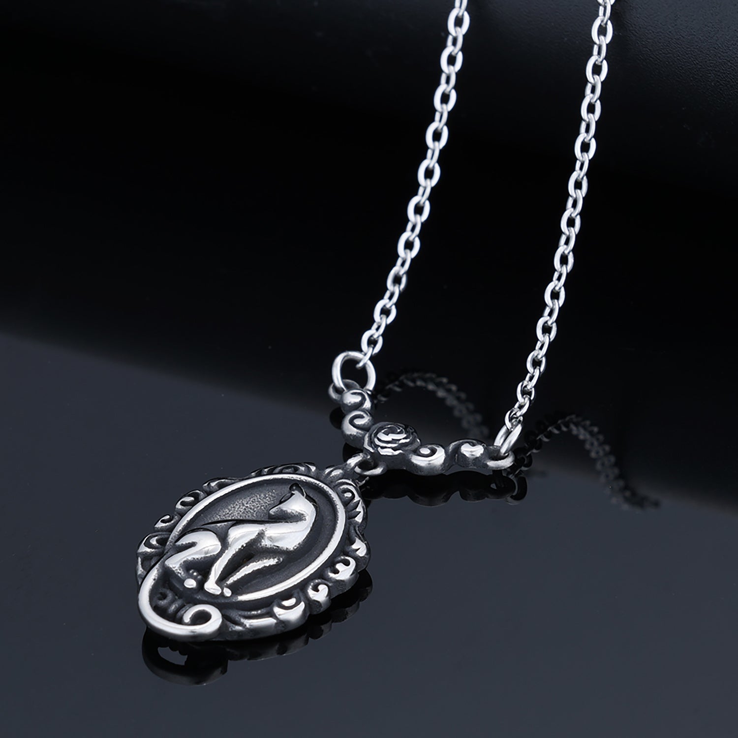 Edelstahl 3D Katzenpendant mit Blumenkranz – Unisex eleganter Personal