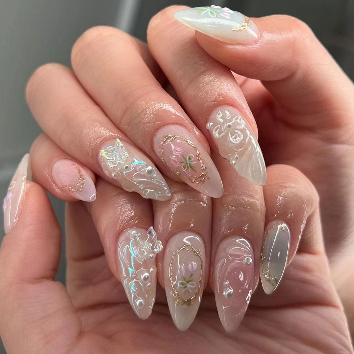 Aurora Nagel-Tipps mit Blumenmotiv