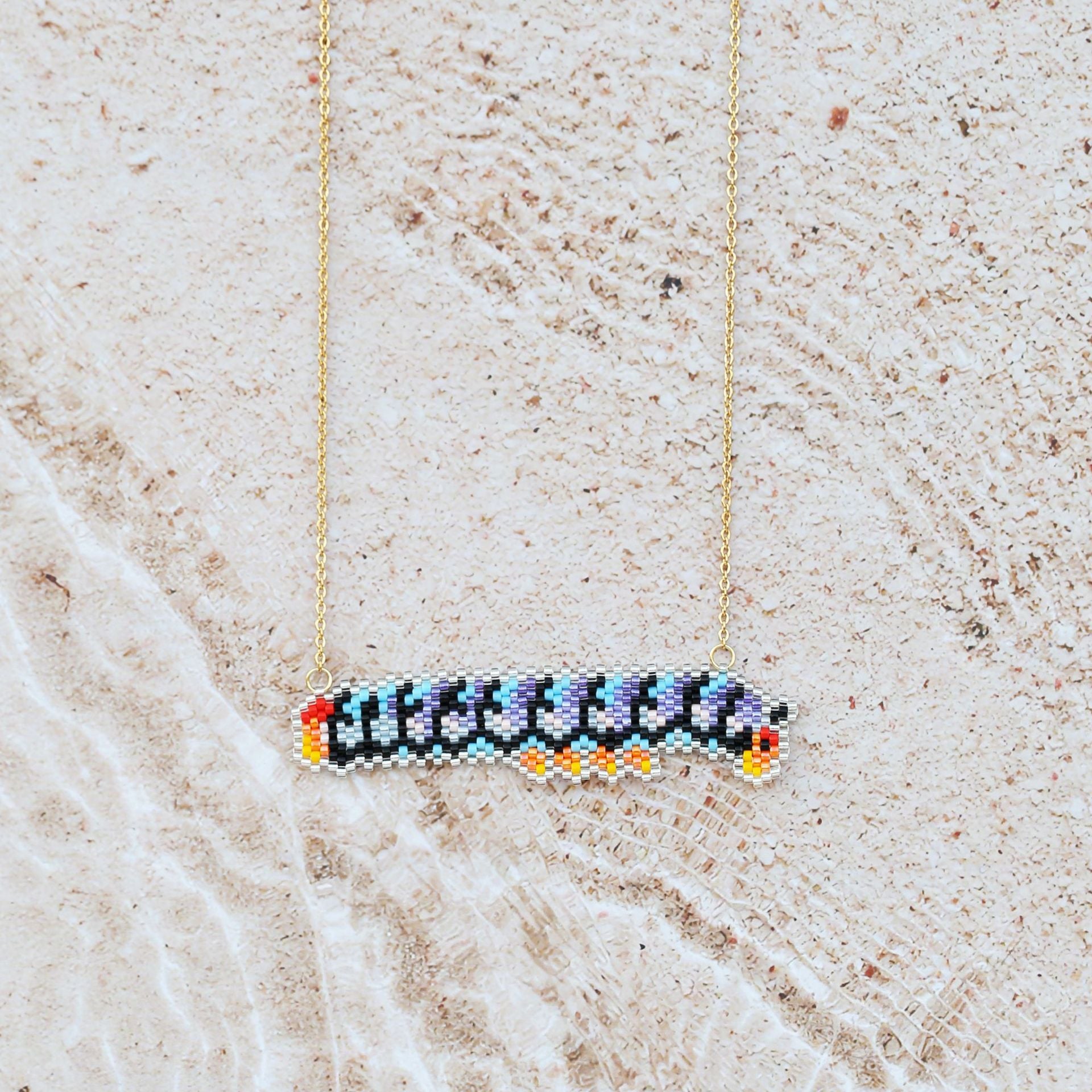 Handgestricktes Perlenhalsband