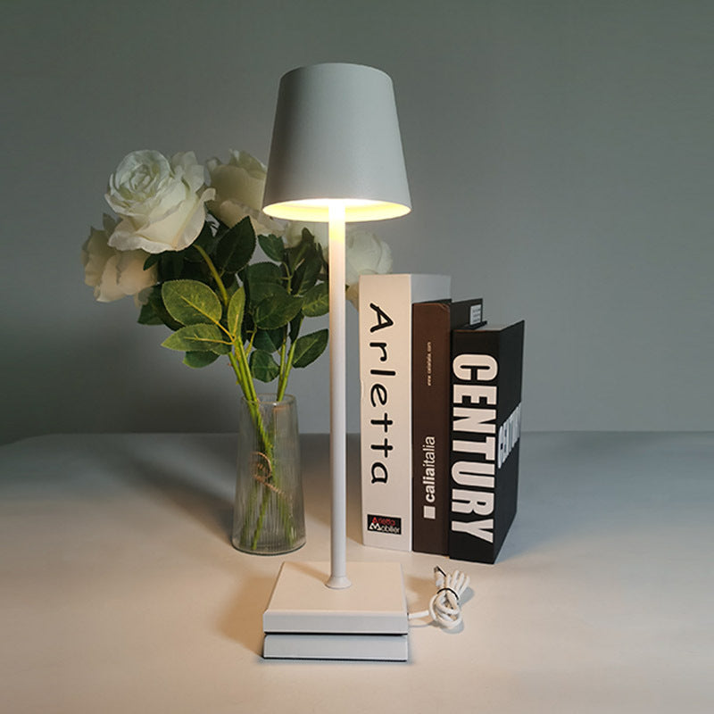 Moderne Nachttischlampe mit USB-Ladefunktion – Bild 3 | LuxeStyle
