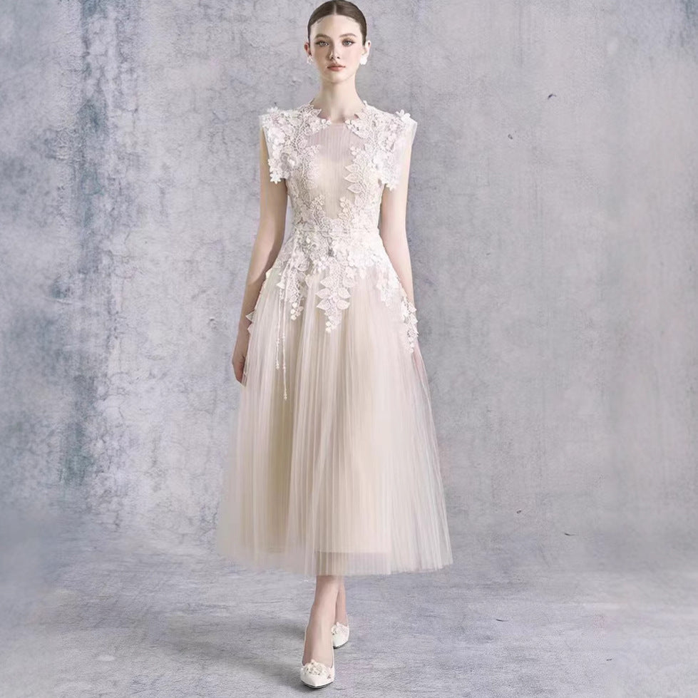Spitzen-Häkelkleid mit Taillenbetonung
