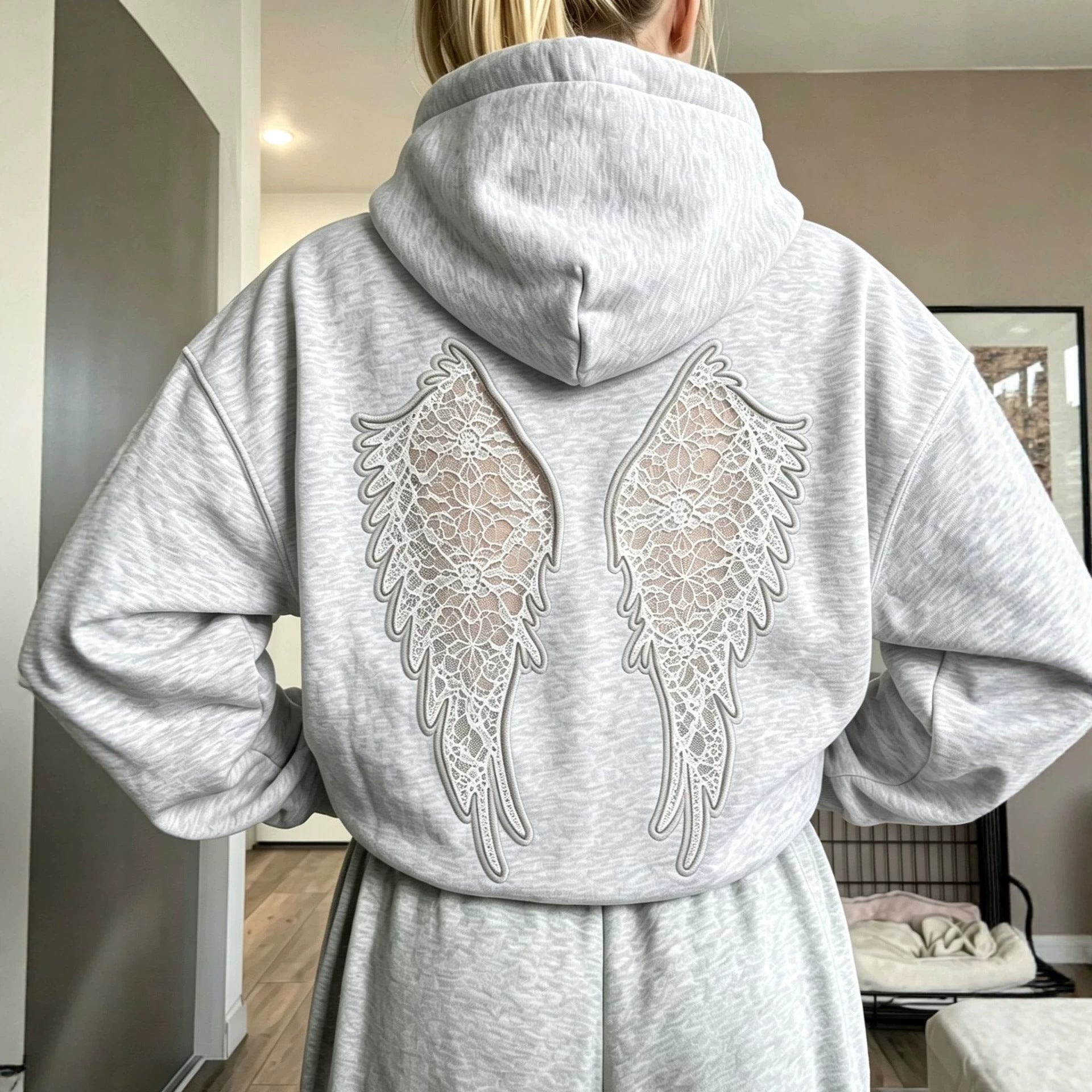Sweatshirt mit Spitze und Flügel-Stickerei