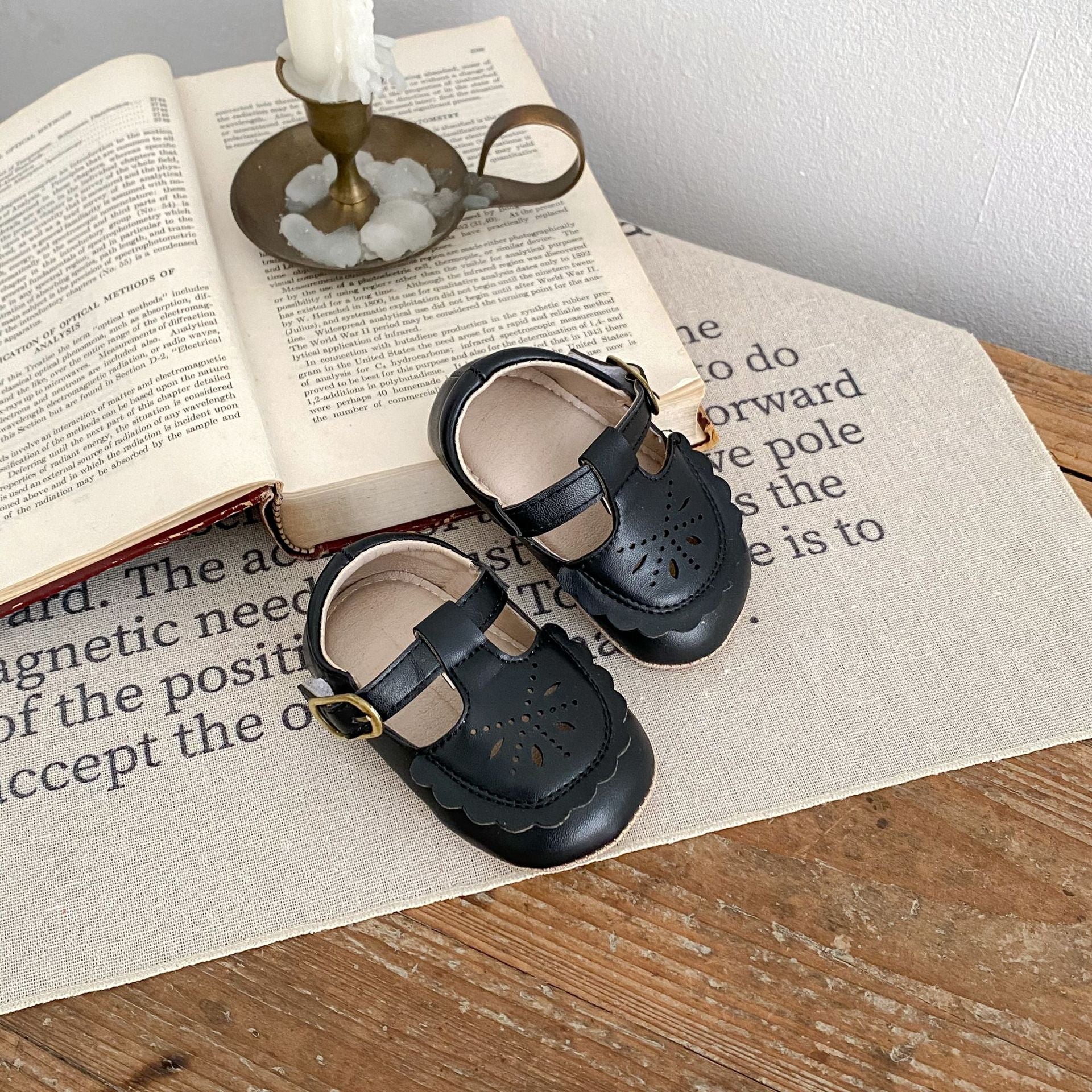 Weiche, rutschfeste Kinderschuhe mit Lochmuster