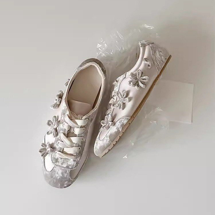 Französischer Samt-Sneaker mit Schnürung