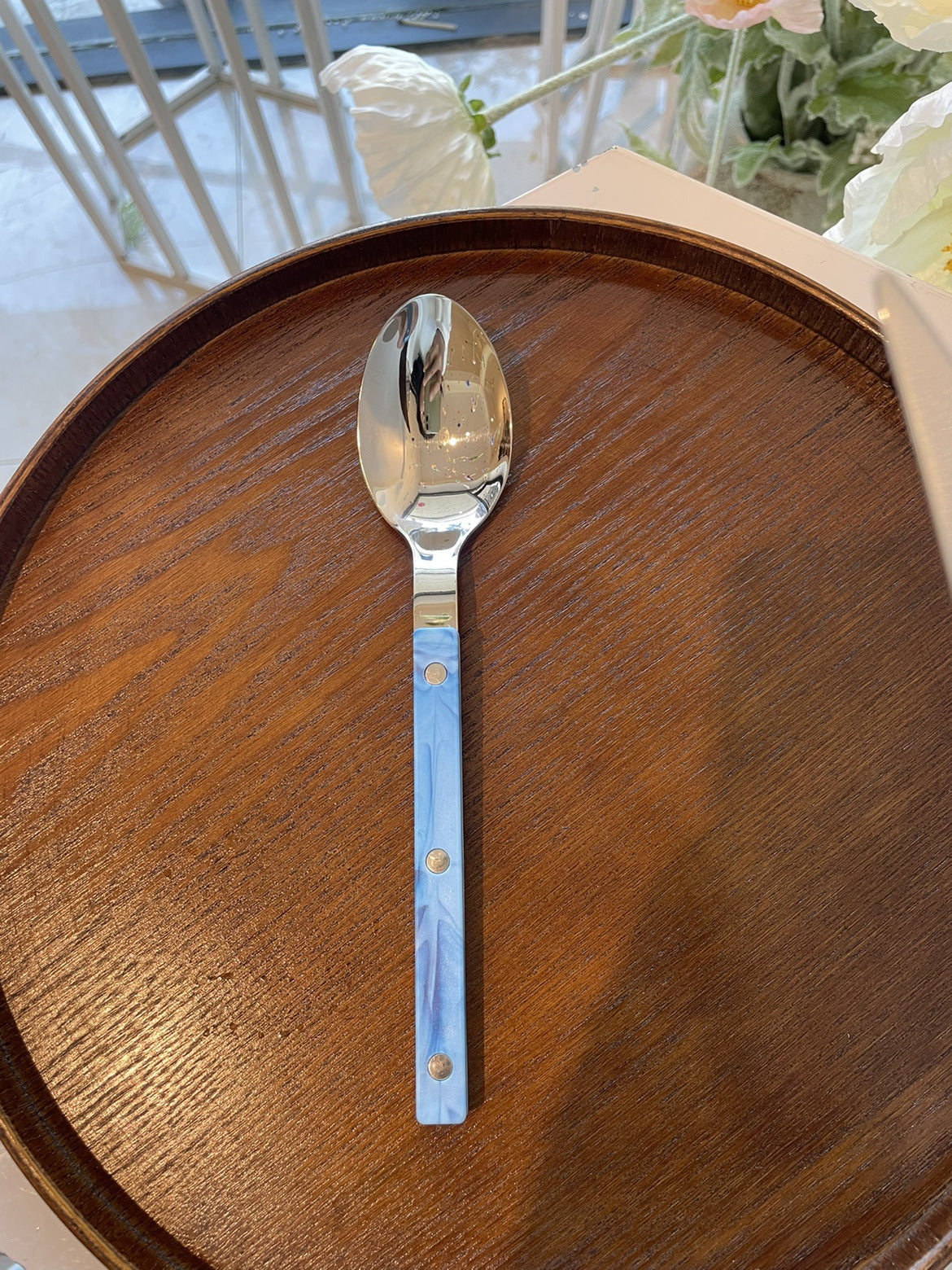 Mehrfarbiges Besteckset im französischen Stil