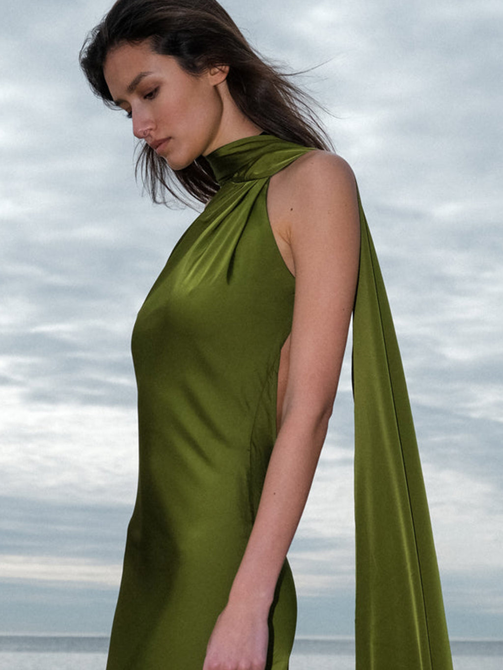 Elegantes, einfarbiges Satinkleid mit Neckholder – Bild 11 | LuxeStyle