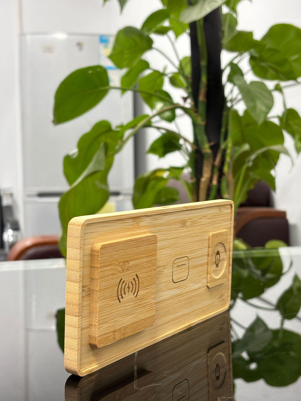 Kabelloses Ladegerät aus Bambus und Holz